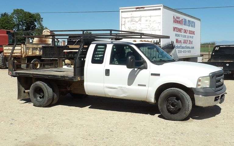 R-1537 2007 Ford F350 Flatbed Pickup