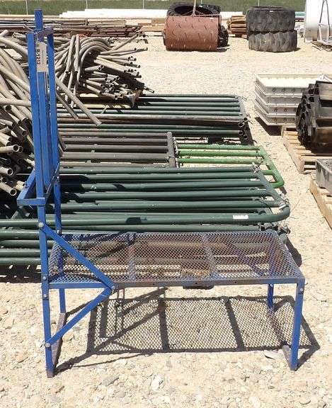 R-1212 Goat Trimming Stand