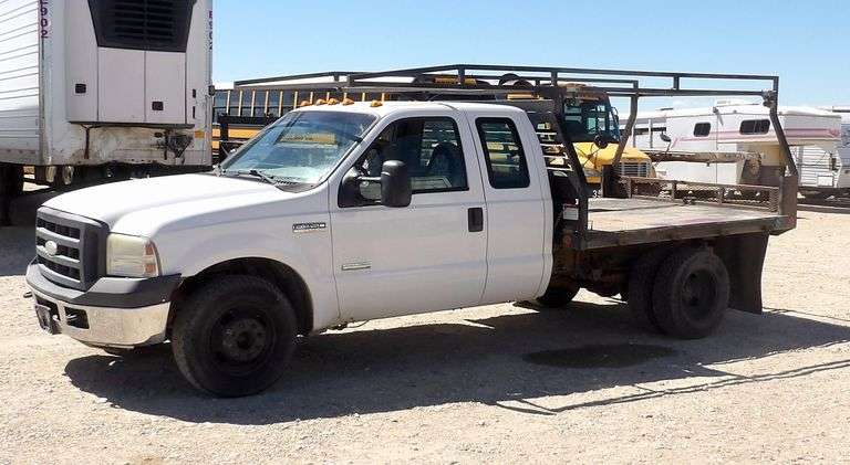 R-1537 2007 Ford F350 Flatbed Pickup