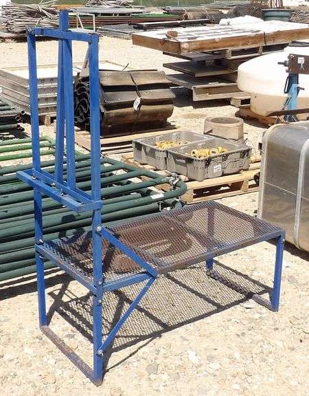 R-1212 Goat Trimming Stand