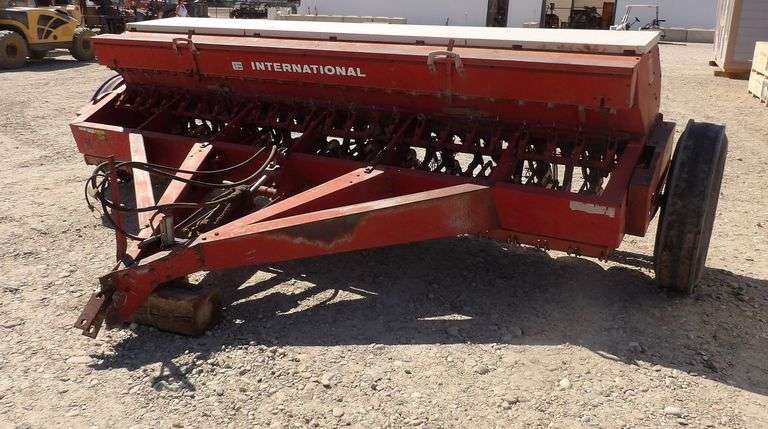 U-798 International 510 12' Grain Drill