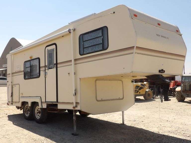 U-1263  1996 New Horizon GN Travel Trailer