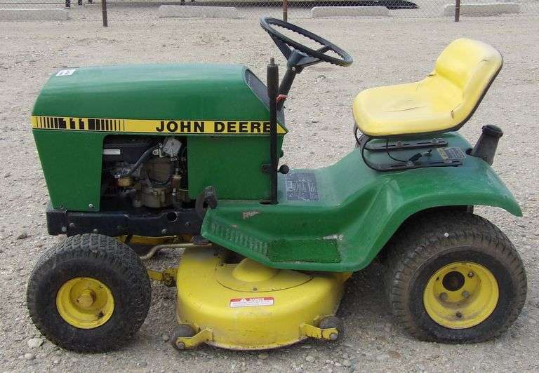 U-426 John Deere 111 Lawn Mower