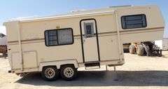 U-1263  1996 New Horizon GN Travel Trailer
