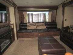U-727 2015 Rushmore Lincoln 40' Travel Trailer