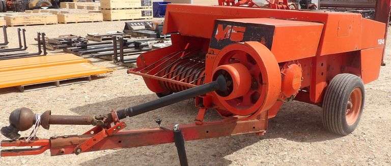 U-1578 Massey Ferguson 124 Baler