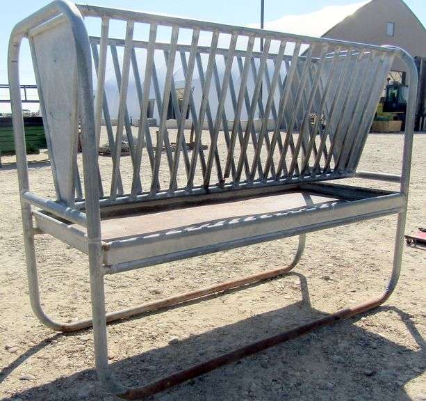 U-1555 Standing Hay Feeder