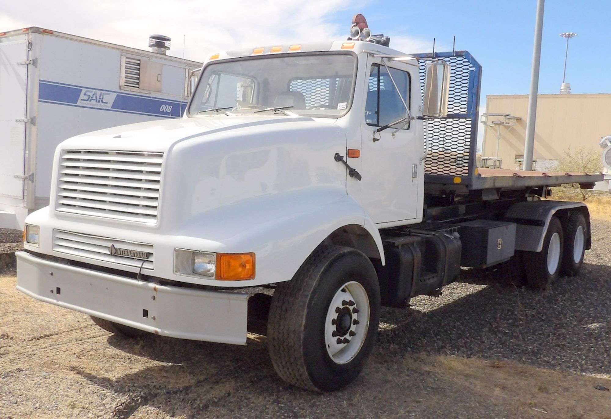 C-832 2001 Navistar International Roll Off Truck