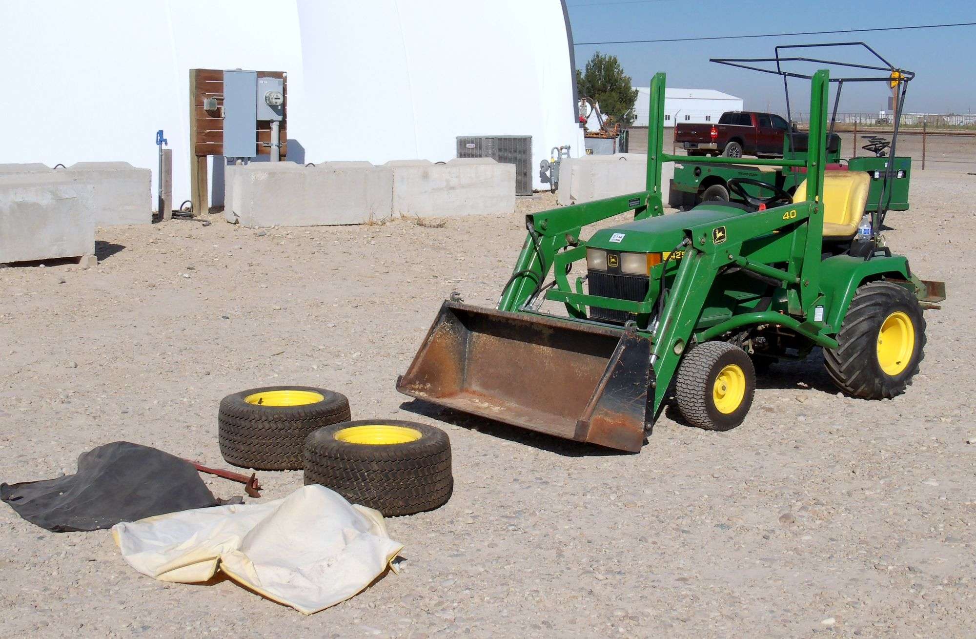 Z-134 John Deere 425 Tractor With Loader Attachment