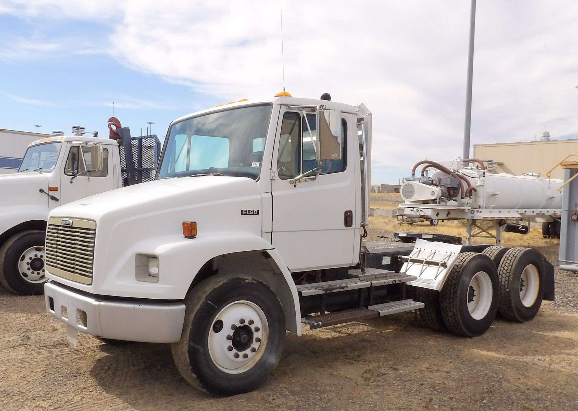 C-831 2001 Freightliner FL80 Daycab Truck Tractor