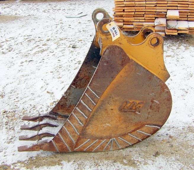 B-961 Backhoe Bucket