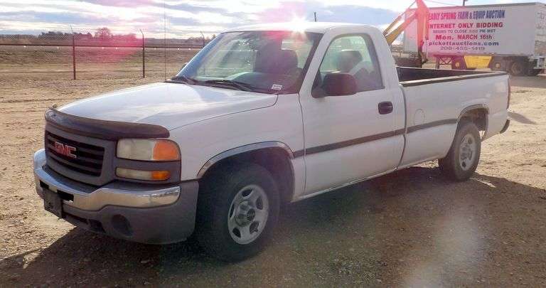 B-579  2004 GMC Sierra 1/2 Ton Pickup