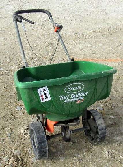 B-445  Scotts Turf Builder Spreader