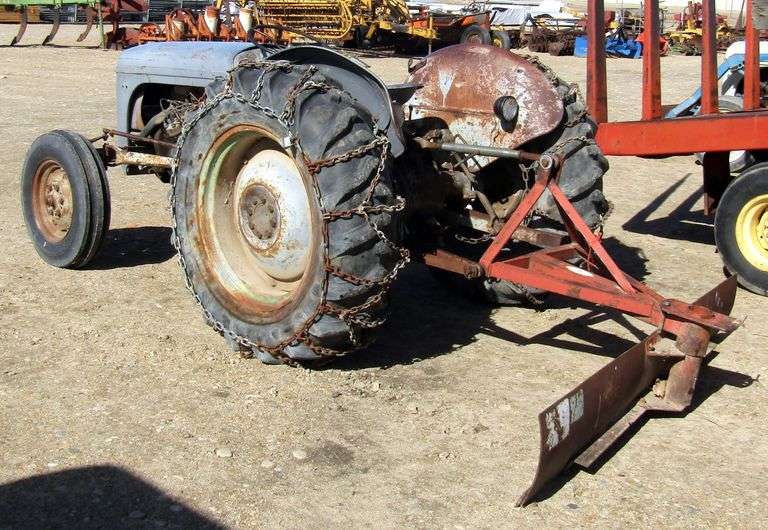 B-1124  Massey Ferguson Tractor
