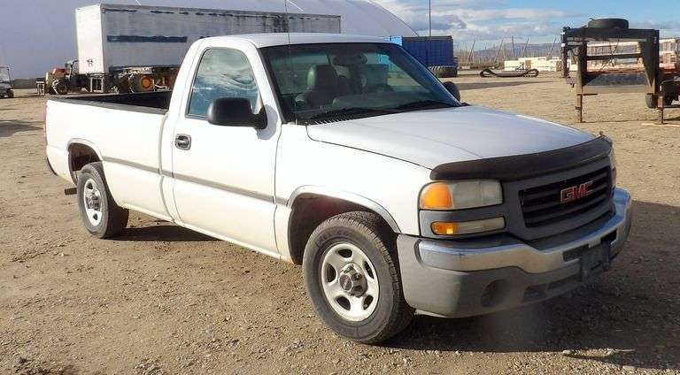 B-579  2004 GMC Sierra 1/2 Ton Pickup