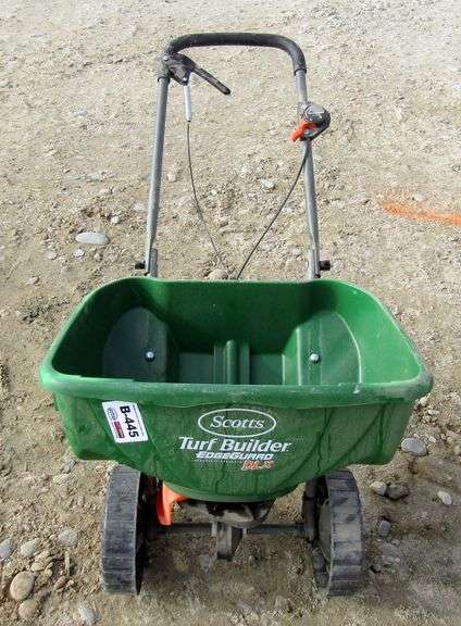 B-445  Scotts Turf Builder Spreader