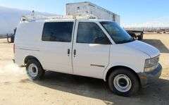 B-692  2000 GMC Safari Utility Van