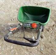 B-445  Scotts Turf Builder Spreader