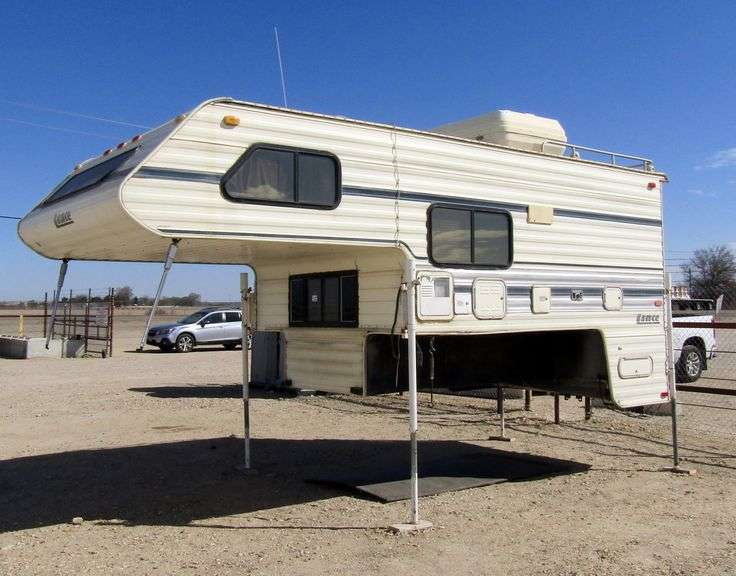 M-105  1990 Lance Pickup Camper