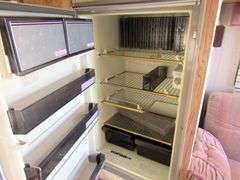 M-105  1990 Lance Pickup Camper