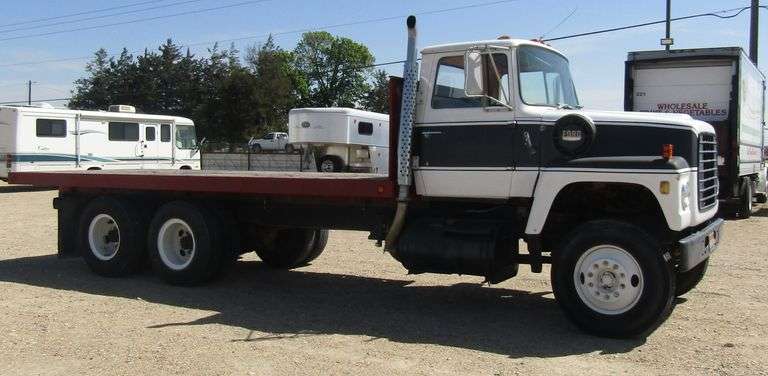 M-982  1974 Ford 9000 Flatbed Truck