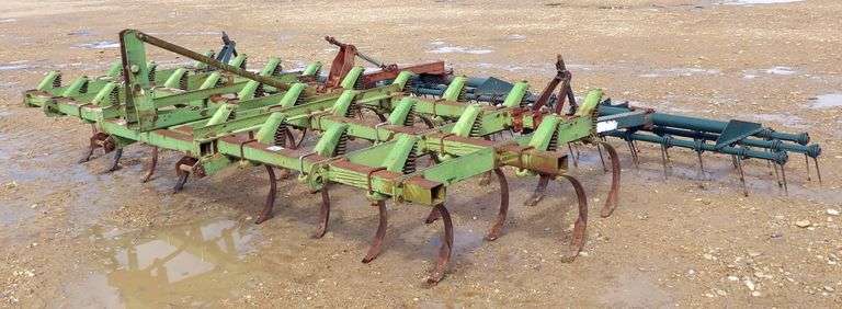 M-811  John Deere 1100 Chisel Plow