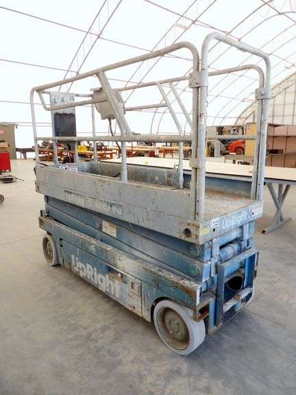 M-552  UpRight Scissor Lift