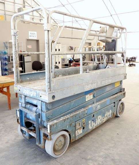 M-552  UpRight Scissor Lift