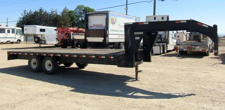 M-1260 2005 Gooseneck Flatbed Trailer