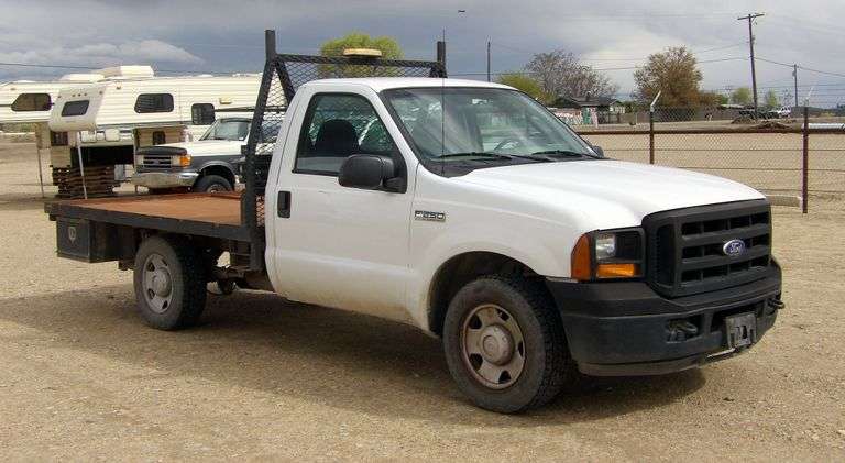 M-868 2006 Ford F-250 XL Flatbed Pickup
