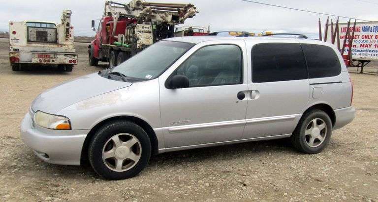 M-1058  2000 Nissan Quest SE Van