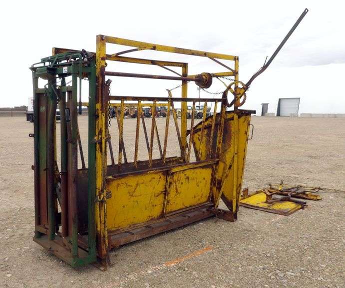 M-352  Squeeze Chute