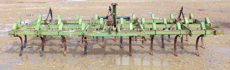 M-811  John Deere 1100 Chisel Plow