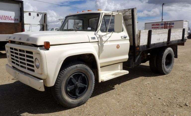M-910  1977 Ford F600 Dump Truck