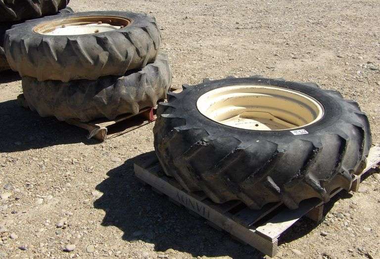 M-432 Tractor Tires & Wheels