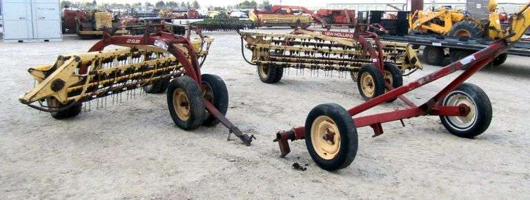 M-1351 New Holland 258 Twin Rakes