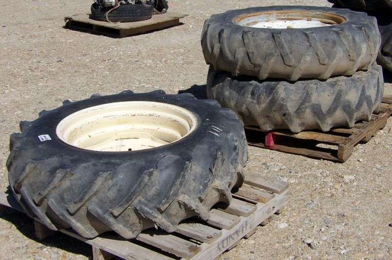 M-432 Tractor Tires & Wheels