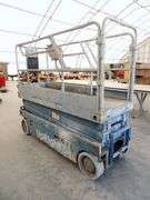 M-552  UpRight Scissor Lift