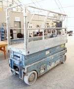 M-552  UpRight Scissor Lift