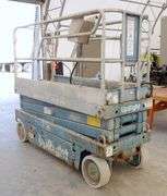 M-552  UpRight Scissor Lift