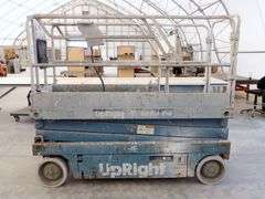 M-552  UpRight Scissor Lift