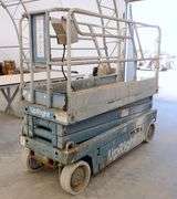 M-552  UpRight Scissor Lift