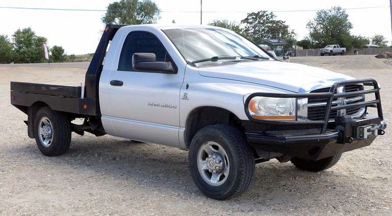 H-462 2006 Dodge Ram 2500 4X4 Flatbed Pickup