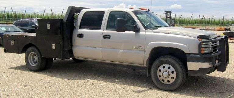 H-1149 2006 Chevy 3500 4X4 Flatbed Diesel Pickup