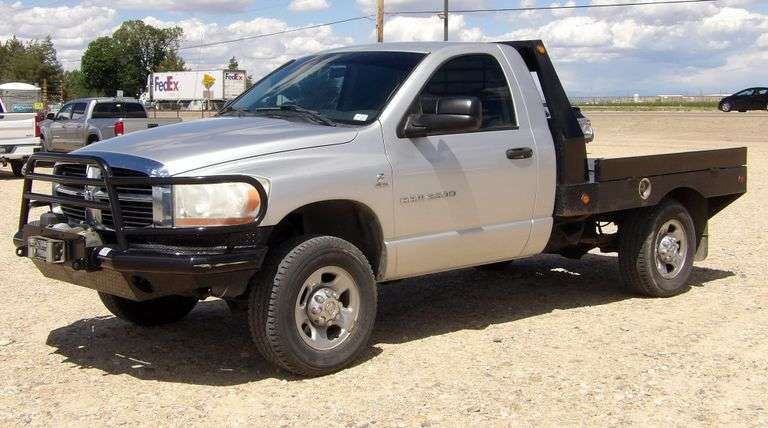 H-462 2006 Dodge Ram 2500 4X4 Flatbed Pickup