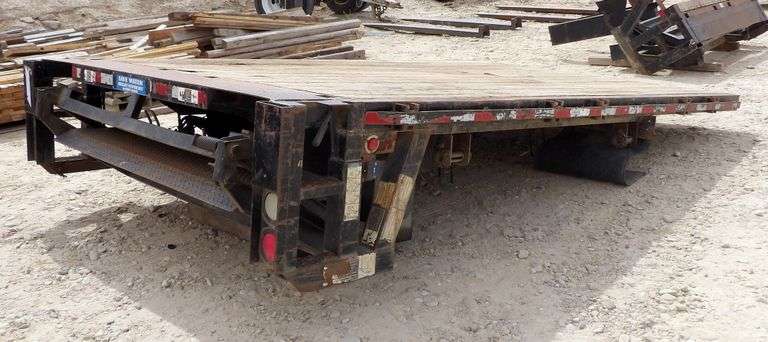 H-787 Flatbed W/ Lift Gate