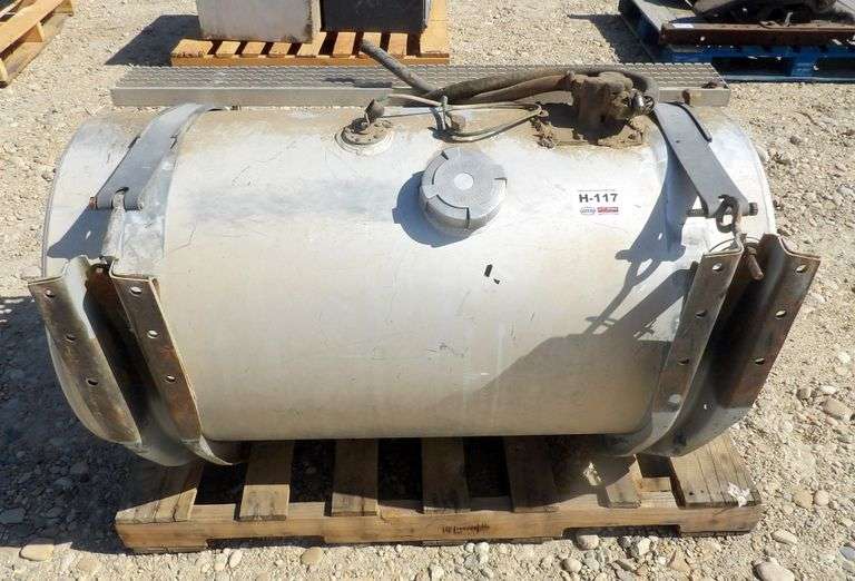 H-117  Semi Fuel Tank with Steps