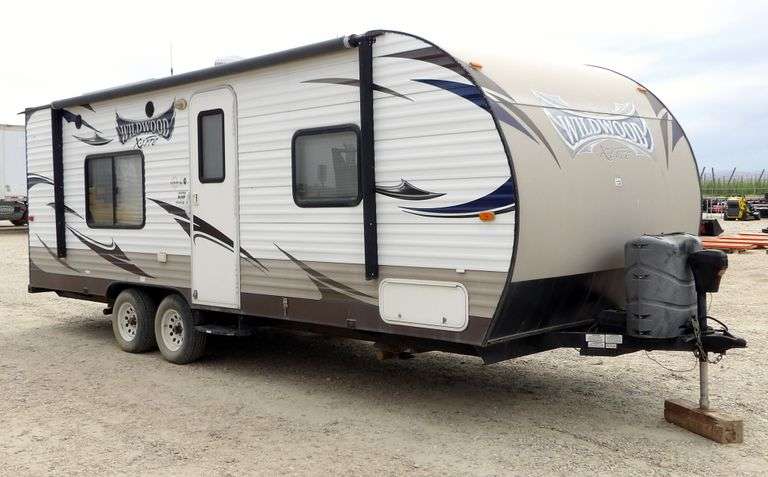 H-922 2015 Wildwood 24' Travel Trailer