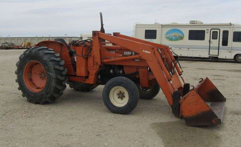 H-424 Kubota M7500 Tractor W/Front Loader
