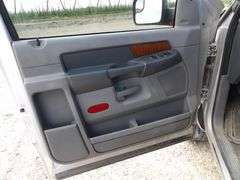 H-462 2006 Dodge Ram 2500 4X4 Flatbed Pickup
